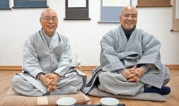 “차(茶) 한 잔으로 나를 바꾸고 내 안의 고통 씻어요”