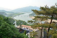 섬진강 바라보며 노래하고 시름 털어