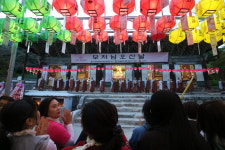 선운산 푸른 계곡에 부처님 찬탄 울려 퍼져