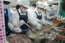 거창군삶의쉼터-농협거창군지부, 무료급식 펼쳐