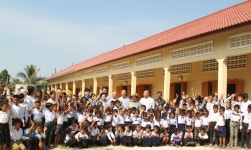 정성 담긴 선물에 아이들 함박미소…캄보디아 미래로 성장하길