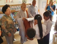 정성 담긴 선물에 아이들 함박미소…캄보디아 미래로 성장하길