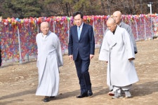 이낙연 前총리 위례 상월선원 방문해 정진대중 응원