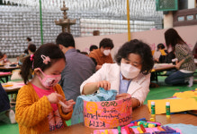 엄마, 아빠와 연등만들며 코로나19 이겨내요