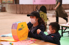 엄마, 아빠와 연등만들며 코로나19 이겨내요
