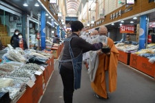 양동시장서 탁발재현…지역민과 나눔 소통 실천