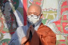 양동시장서 탁발재현…지역민과 나눔 소통 실천