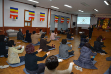 더 크게 동작하고 흥겹게 춤추자
