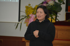 더 크게 동작하고 흥겹게 춤추자