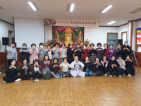 더 크게 동작하고 흥겹게 춤추자
