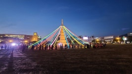 창원특례시청 앞 로터리 환하게 밝힌 오색연등 탑