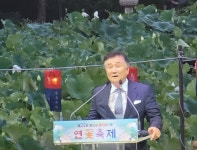 호산스님  저는 진흙 되고, 여러분은 연꽃으로 피어나길