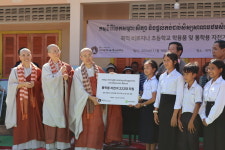로터스월드, 캄보디아 학생들에 통학용 자전거 선물