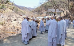 불교광장 종회의원 스님들 고운사 산불 피해 기금 1억원 전달