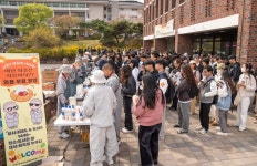 동국대 WISE캠퍼스 석림회, 학생 대상 와플 대중공양