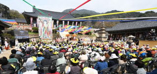 해인총림 방장 학산 대원대종사 승좌법회…대중에게 진리의 법 전하다