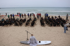 친구와 다툴 때 이 순간 떠올릴래요…해운대중 학생들 서핑 명상 체험