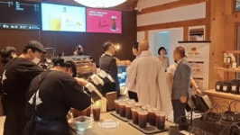 폴바셋 고창 선운사점 오픈 첫날...경우스님 사찰이 열린 공간되길