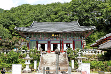  월원스님과 하동 쌍계사 대웅전