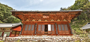  준영스님과 양산 신흥사 대광전