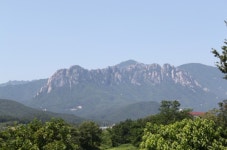 굽이굽이 길 따라 옛 사람들 이야기 오늘도 흐르네