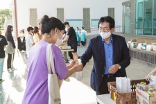 한동대 장순흥 총장, 학생들에게 직접 야식 전달하며 기말고사 응원