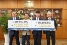 박용희 컴솔텍 대표이사·박수만 용진종합건설 대표이사, 동아대 경영대학 발전기금 릴레이 30~31호 기부