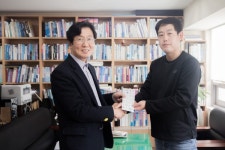 혜전대 유통경영과 졸업생, 장학금 5백만원 전달