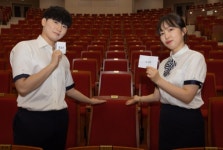 경상국립대 마루지 대강당에 내 이름을 남긴다