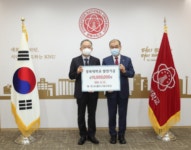 프리클리나 강영모 대표, 발전기금 1천만원 경북대에 전달