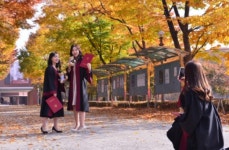 덕성여대, 캠퍼스 개방 통해 졸업생에게 가을단풍 낭만 제공