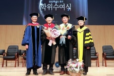 삼육대, 김명호 원로목사-정용복 시온금속 대표에 명예박사학위 수여