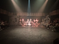 몸짓으로 그린 역사, 기억을 껴안은 여인...연극 흐르는 강을 만나다