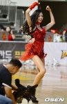 요염한 댄스로 응원하는 치어리더