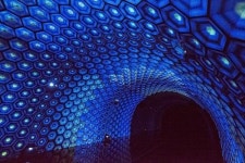 보는 빛을 넘어 온몸으로 경험하는 빛으로