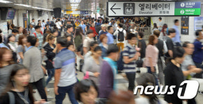 2호선 출근길 연착 심각…신도림역 신호 이상으로 오후 지나야 지연 해소될 듯