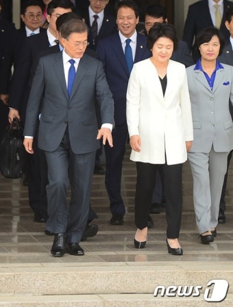 김정숙 여사 패션 외교, 회화 담긴 재킷부터 버선슈즈까지! ‘전통, 패션을 만나다’