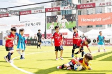 반갑다 금메달! 대형마트 풋살장에 모인 축구 꿈나무들