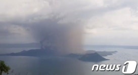 필리핀 관광지 인근 화산 폭발…항공 탑승 중단