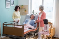 장기요양보험 신청자 확대에 복지 용구 시장 뜬다