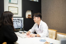 가정의달 선물로 임플란트와 치아교정 수요 증가, 꼼꼼하게 따져본 후 진행해야