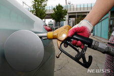 주유소 휘발유 가격 리터당 1354원…4주 연속 하락세