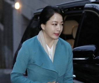 '현대家 며느리' 노현정, 이건희 빈소 조문… 남편 없이 시어머니와 동행