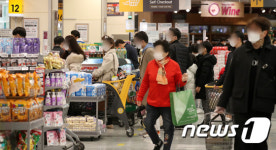 식당 대신 붐비는 대형마트, 코로나19 새 감염원 되나