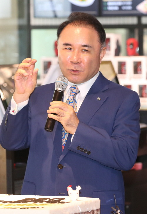 윤홍근, 대한빙상경기연맹 회장 재선 도전...이수경 사장과 경쟁