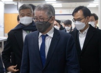 '횡령·배임' 최신원 전 회장, 1심 징역 2.6년...법정구속은 면해