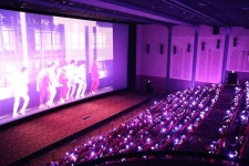 보랏빛으로 물든 롯데시네마…서울 유일 아미밤 상영회 성료
