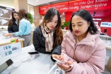 KT, 안산에 외국인 특화 매장 오픈… 8개 국어로 상담 가능