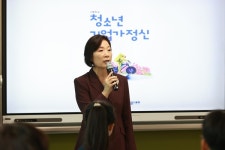 중기부, 기업가정신 교과서 최초 도입 고교 현장 찾아 격려