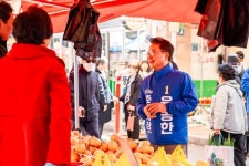 육동한 춘천시장 예비후보, 풍물시장·통학로 현장 행보
